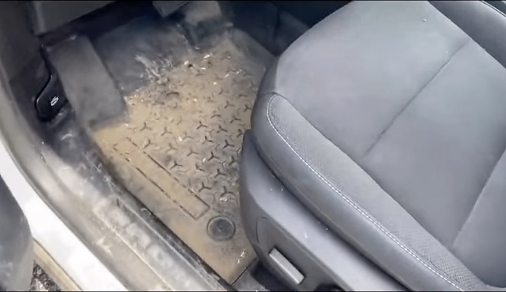 Interior vehicle before detailing